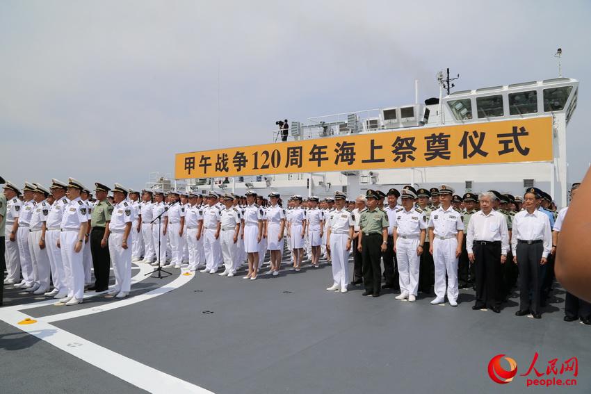 8月27日，威海附近海域，海军举行海上祭奠仪式。闫嘉琪 摄影