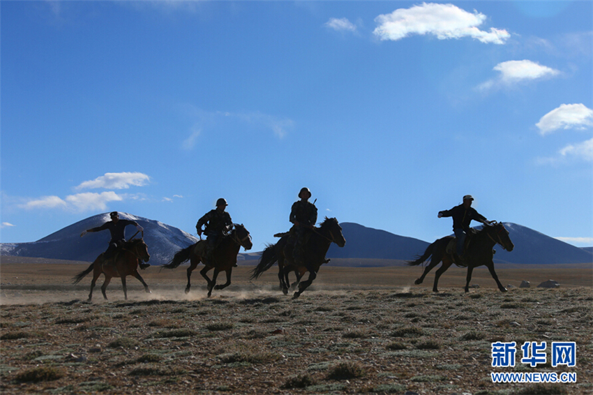 学员在两名护边员带领下，骑马在海拔4300多米的帕米尔高原边防线上巡逻。李翔 摄