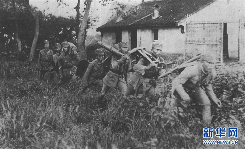这是中国军队赶赴淞沪会战前线增援的照片。