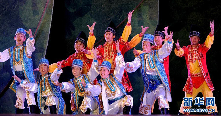 在内蒙古朱日和训练基地野营村，来自北京军区战友歌舞团的演员表演哈萨克族舞蹈《玛依拉》