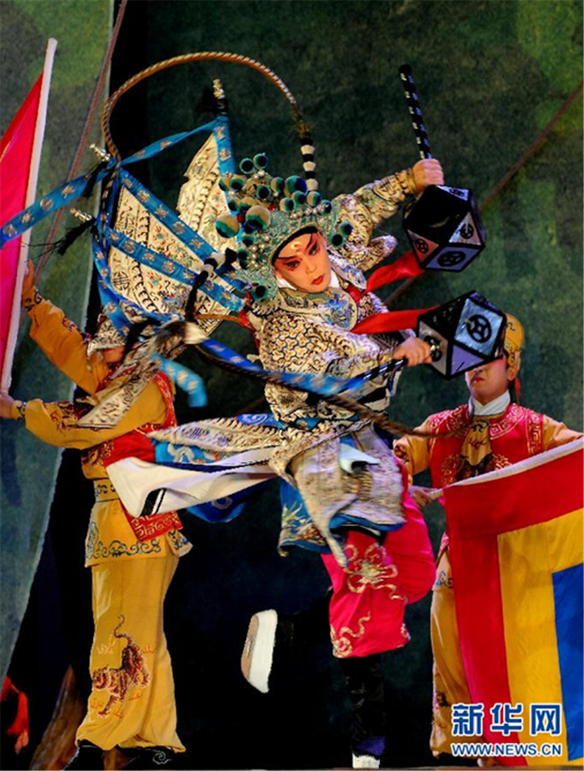 在内蒙古朱日和训练基地野营村，来自北京军区战友歌舞团的演员表演京剧选段《梨园风韵》