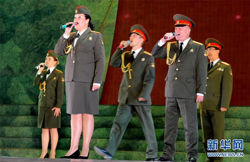 在内蒙古朱日和训练基地野营村，来自俄罗斯的参演官兵表演歌曲《莫斯科郊外的晚上》