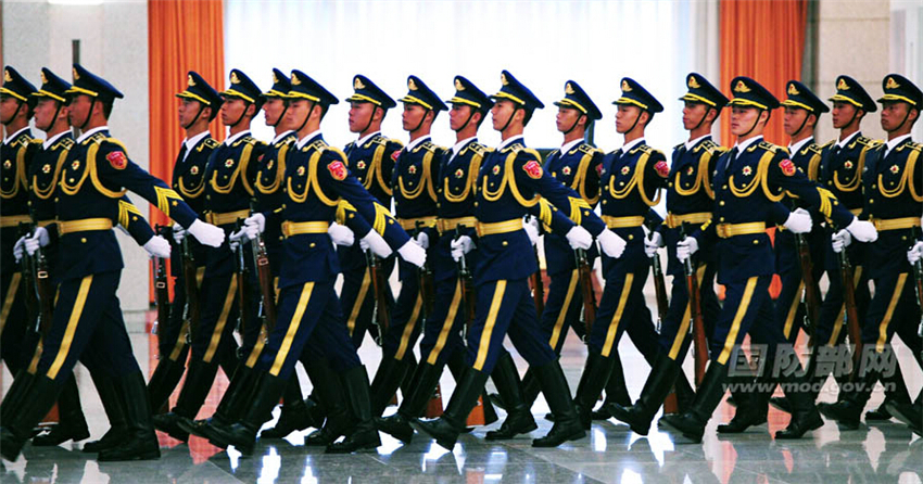 高清:房峰辉为格拉西莫夫举行欢迎仪式 三军仪仗队穿著新礼宾服接受