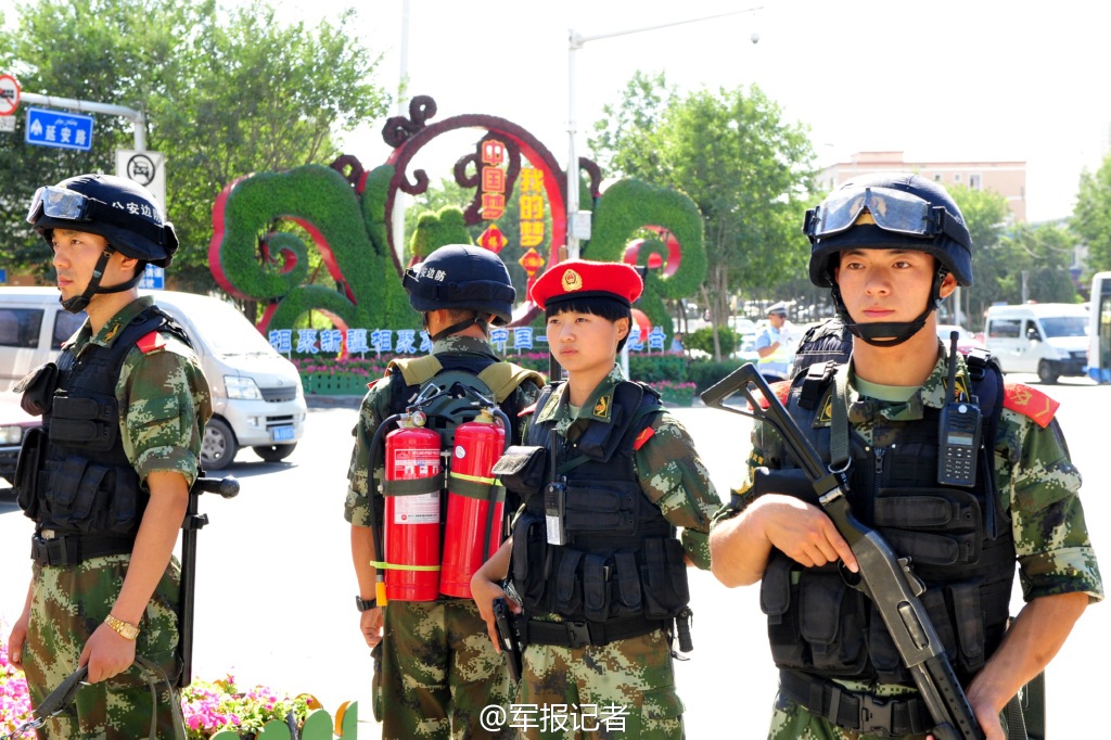 高清:新疆女子特勤队街面巡逻护卫亚欧博览会