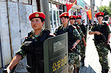 新疆女子特勤隊全副武裝巡邏