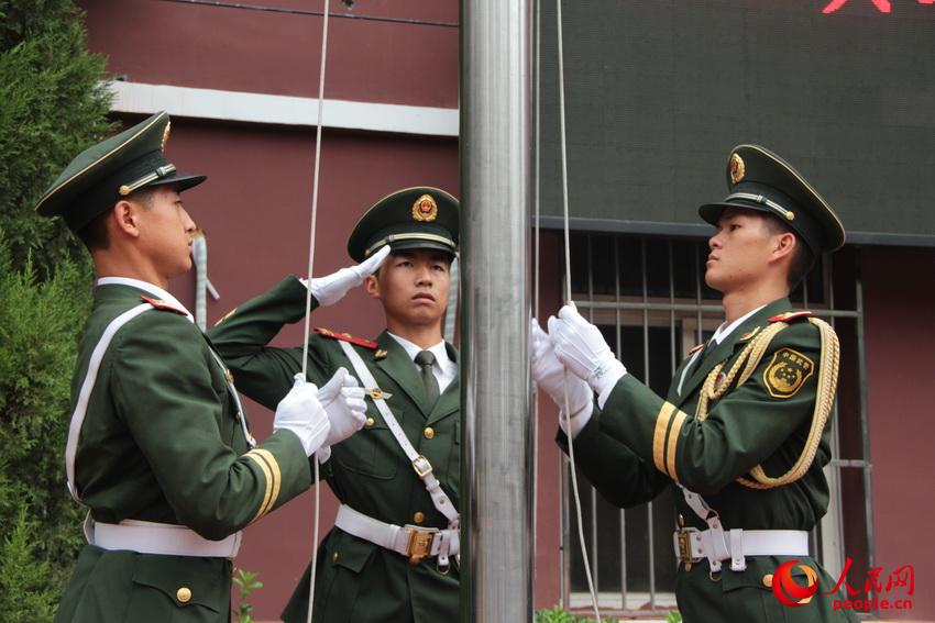 高清:武警天安门国旗护卫队走进校园举行升旗仪式