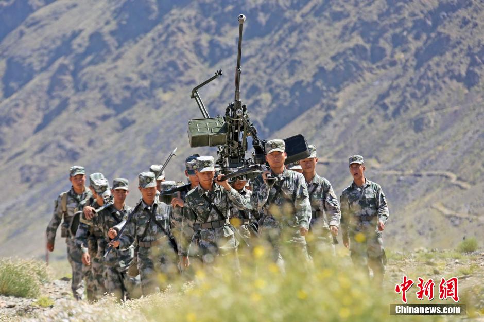 高清：新疆哈密军分区天山腹地复杂环境训练