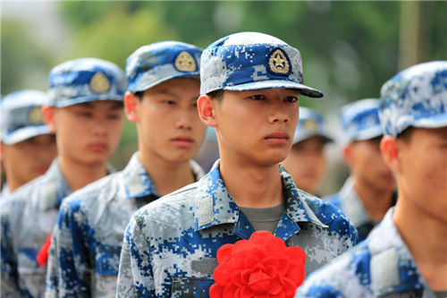 9月5日,在广西柳州市融安县人民武装部,新战士排队等候出发.
