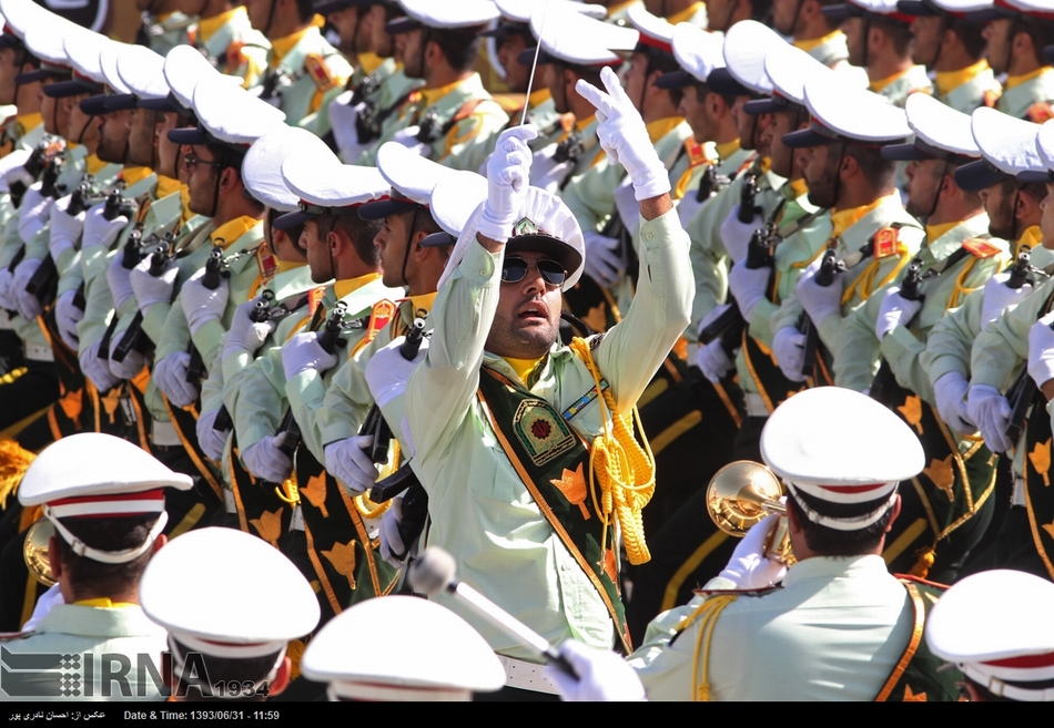 高清:伊朗举行阅兵仪式 多款武器亮相
