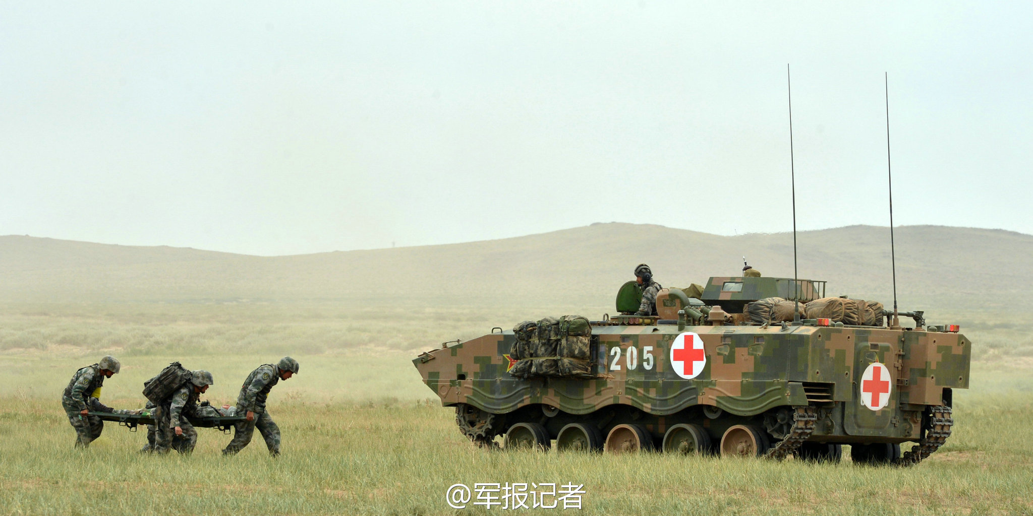 高清:我军履带式装甲救护车亮相“卫勤使命-2014”