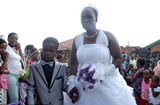 南非8岁男童娶61岁老妇