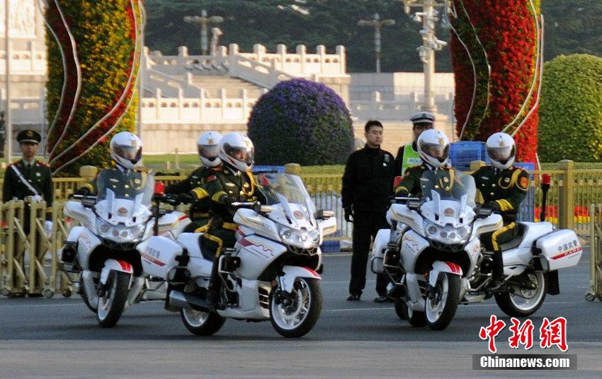 高清:国宾摩托车护卫队现身长安街欢迎捷克总