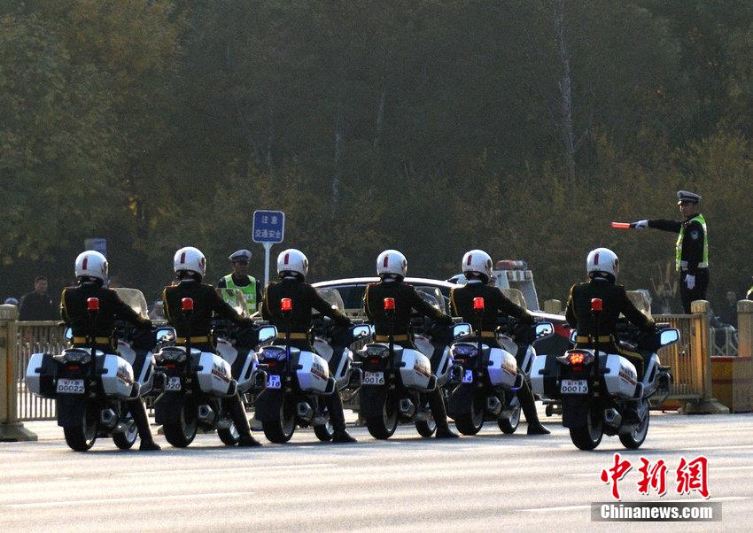 高清:国宾摩托车护卫队现身长安街欢迎捷克总