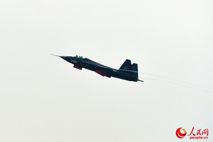 第十届中国航展上歼-31进行飞行表演。翁奇羽 摄