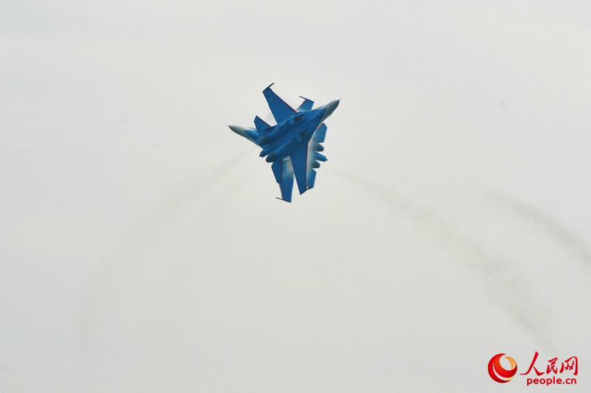 苏-27升空表演。翁奇羽 摄