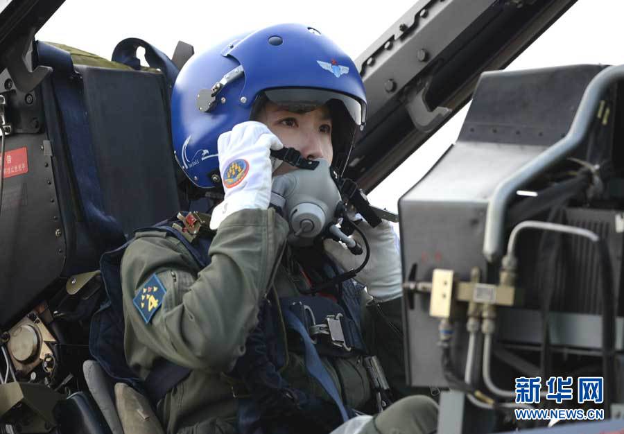 11月11日，中国空军八一飞行表演队的女飞行员陶佳莉准备驾机表演。沈玲 摄