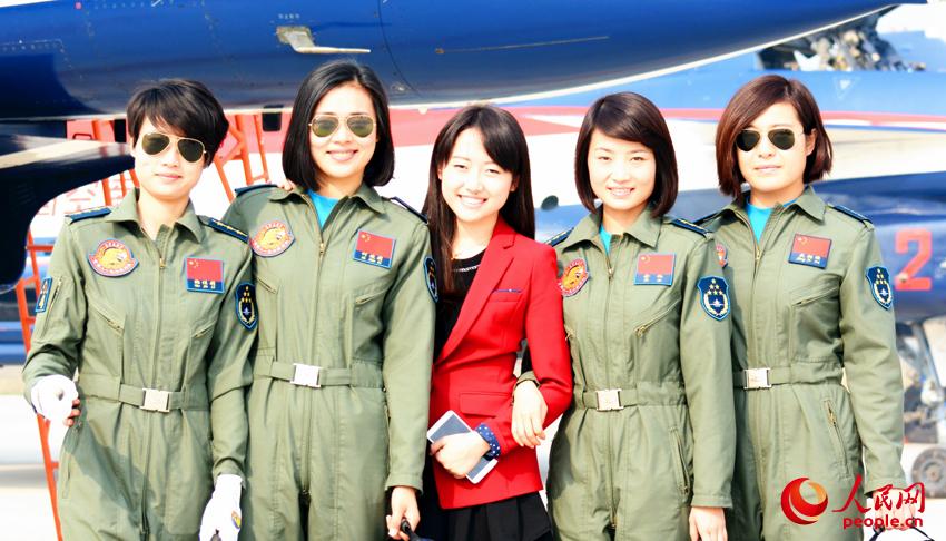 首秀中国航展的中国空军4名歼击机女飞行员，与本文作者合影。钟牟仁  摄