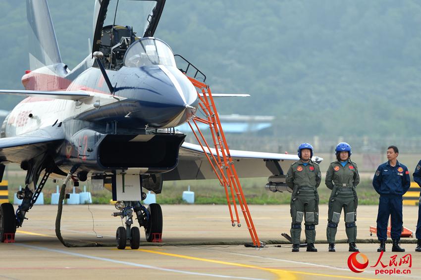高清:直击中国空军首批歼击机女飞行员