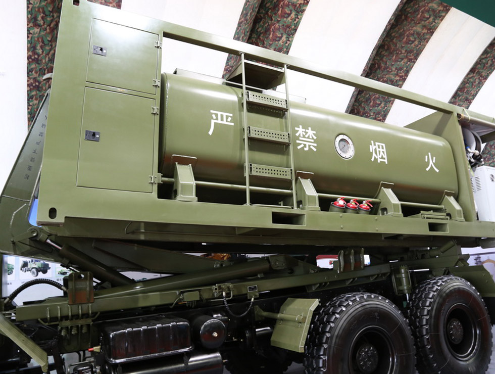 国产自装卸运输车40秒完成12吨重弹药装卸作业