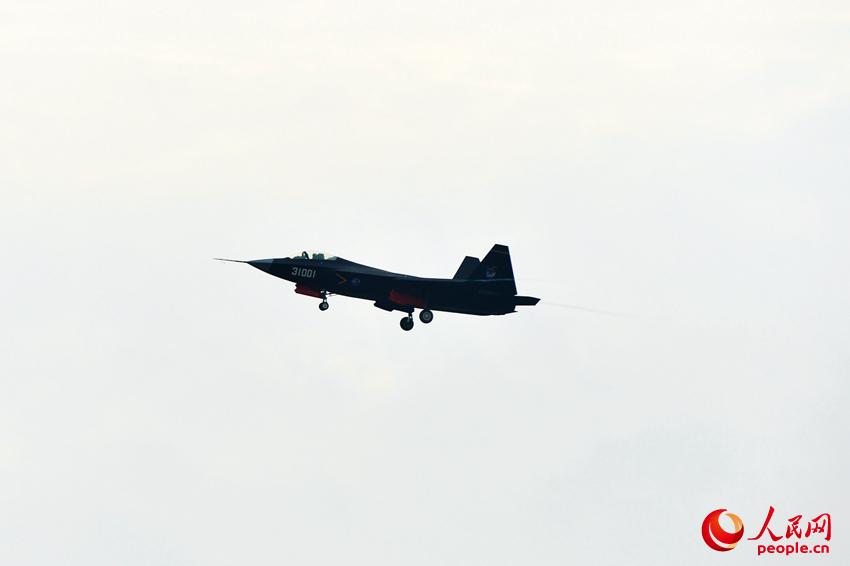 中国航展上歼-31进行飞行表演。翁奇羽 摄