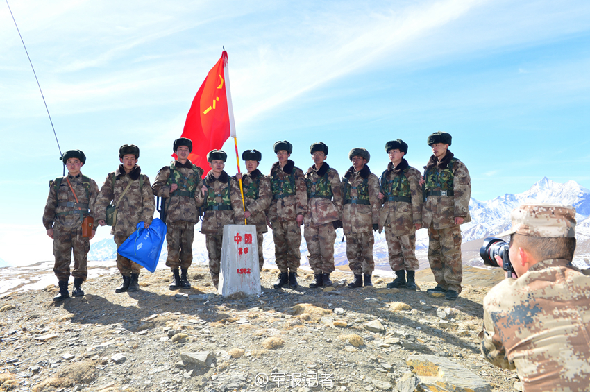 高清:驻藏退伍边防军人泪洒中尼边境26号碑