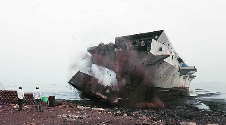 组图:印度暴力拆解首艘航母 舰艏被生猛撕下