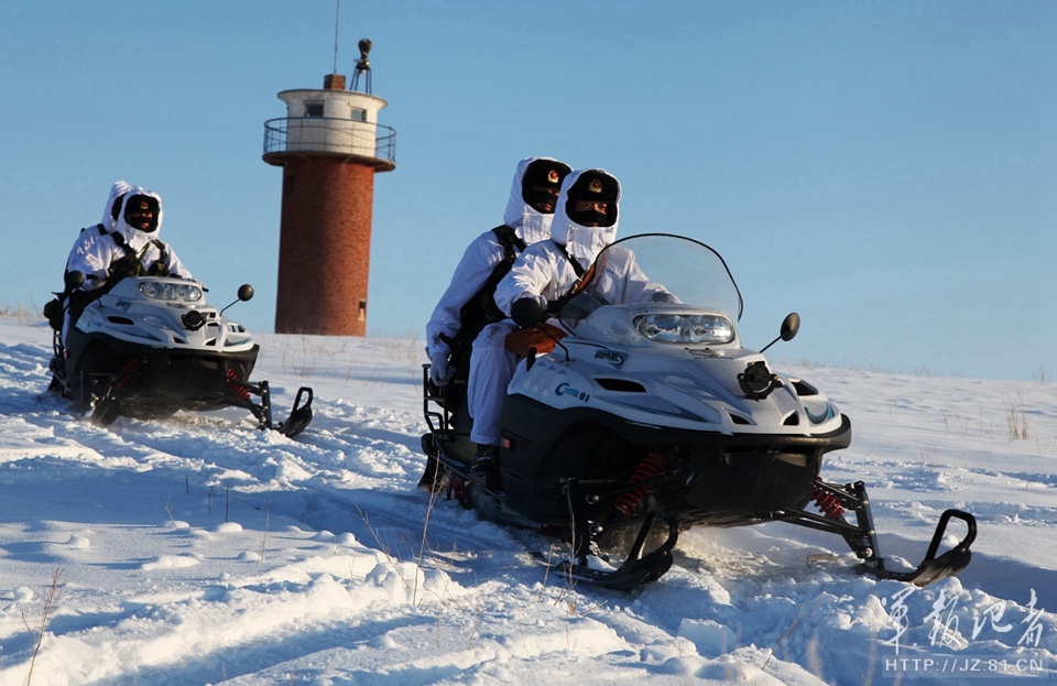 高清：-25℃，边防官兵乘摩托雪橇巡逻边境线【4】