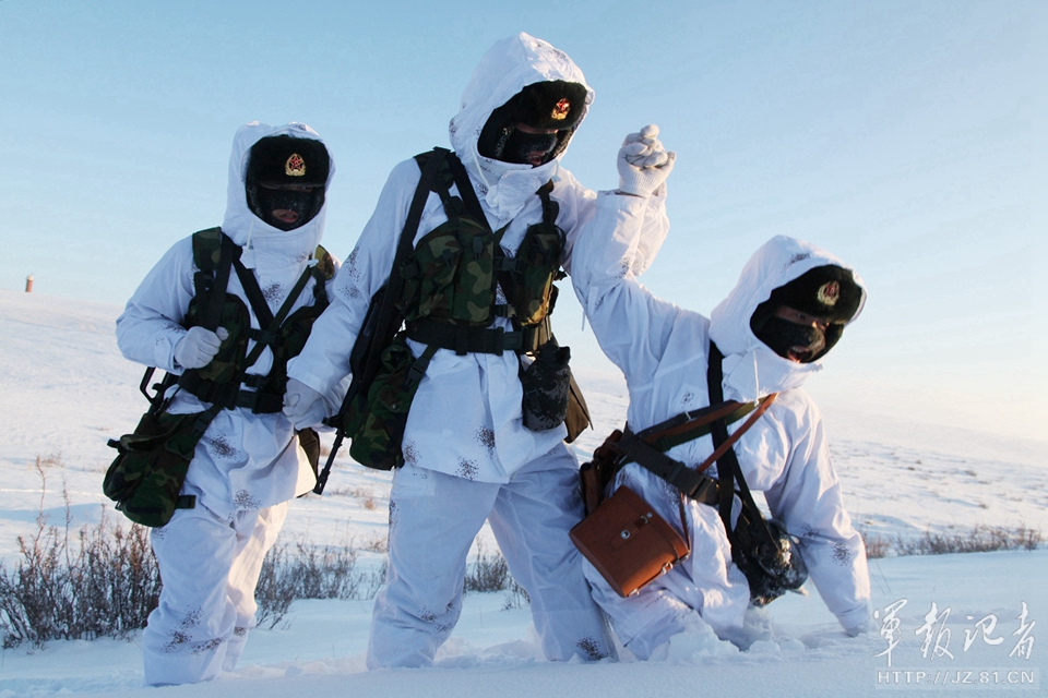高清：-25℃，边防官兵乘摩托雪橇巡逻边境线【6】