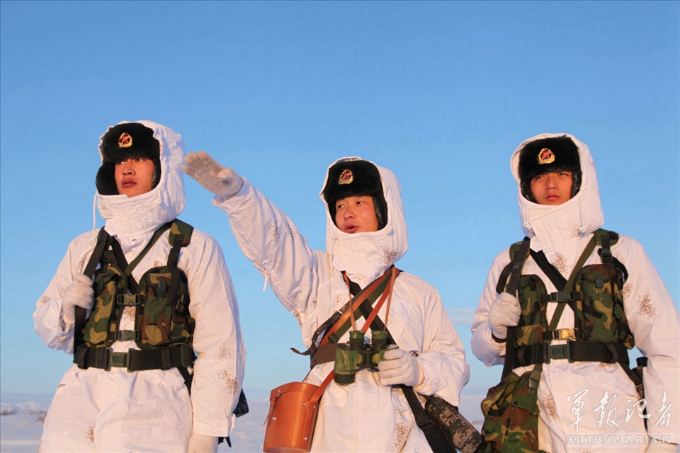 高清：-25℃，边防官兵乘摩托雪橇巡逻边境线【2】