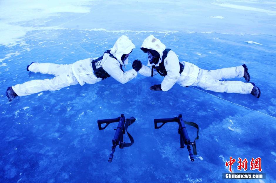 高清：中俄界江哨兵极寒天气冰上掰手腕取暖