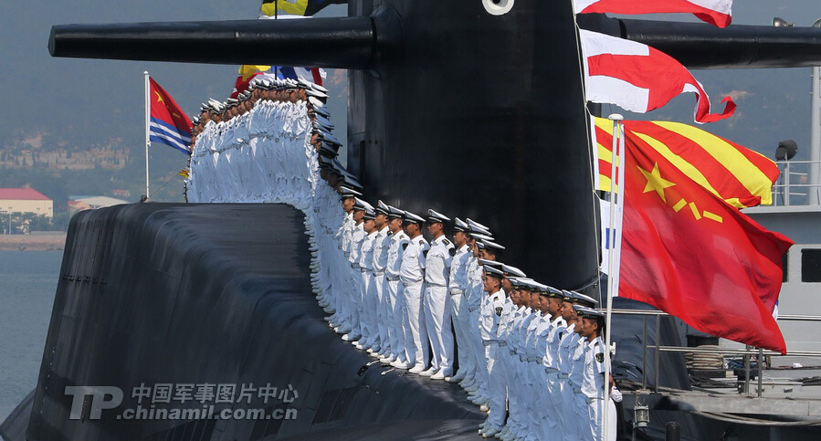 2013年9月3日，迎着朝阳，导弹核潜艇悬挂满旗，官兵们在战艇上站坡。威武的战艇、高昂的士气，展现出国威、军威、中国人民之威。 本报记者乔天富摄