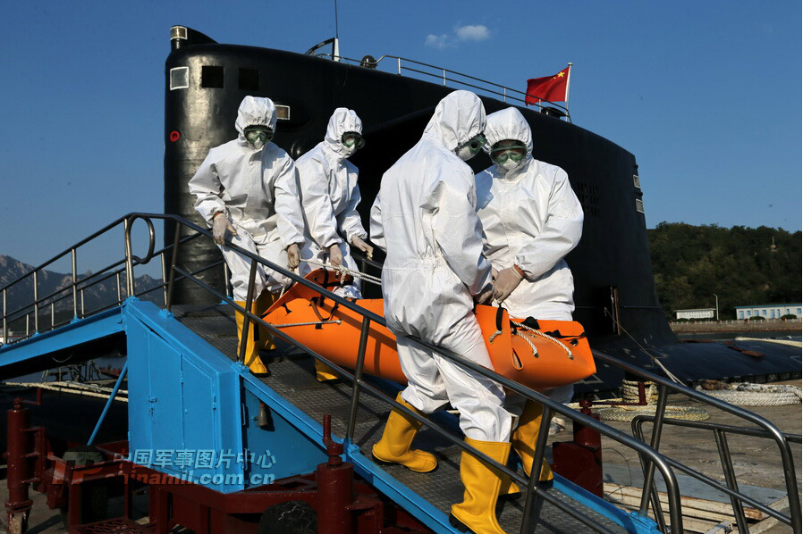 海上核生化应急救援队进行救生演练。记者乔天富 摄