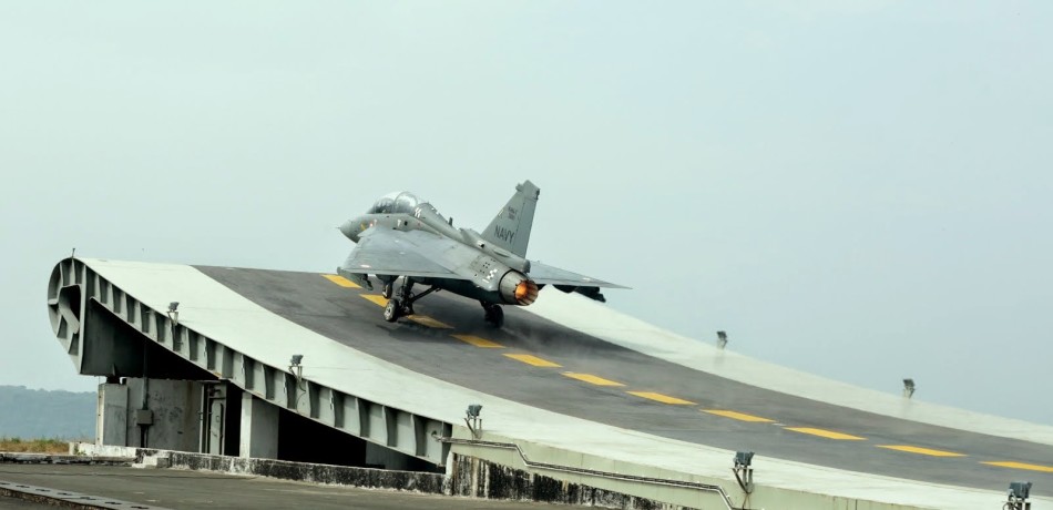 高清：印度LCA战机模拟航母滑跃甲板起飞