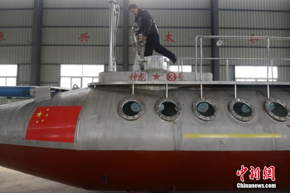 高清:62岁退休老人建团队研制观光潜艇