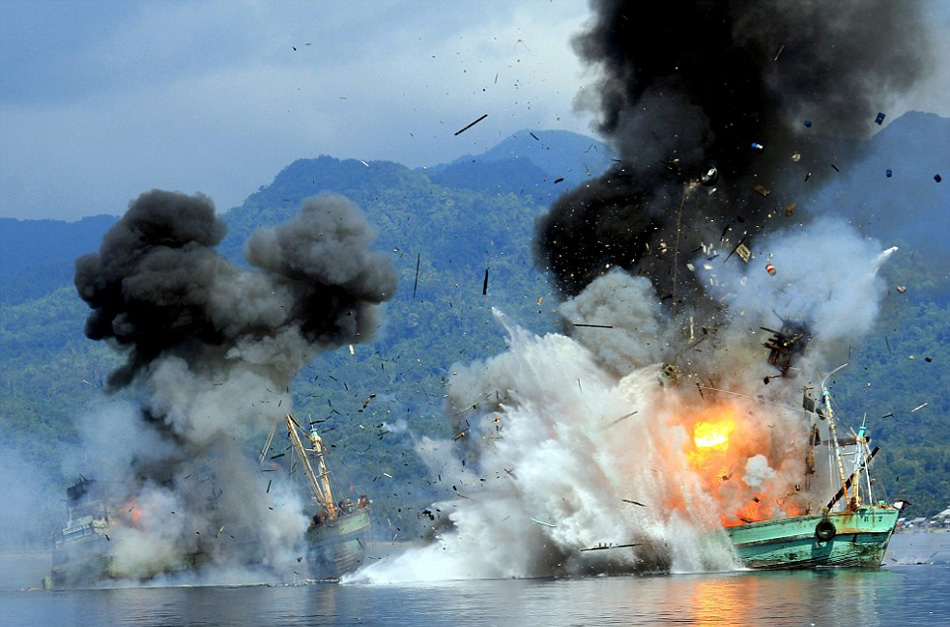 高清：印尼海军炸沉两艘涉嫌非法捕鱼外籍渔船