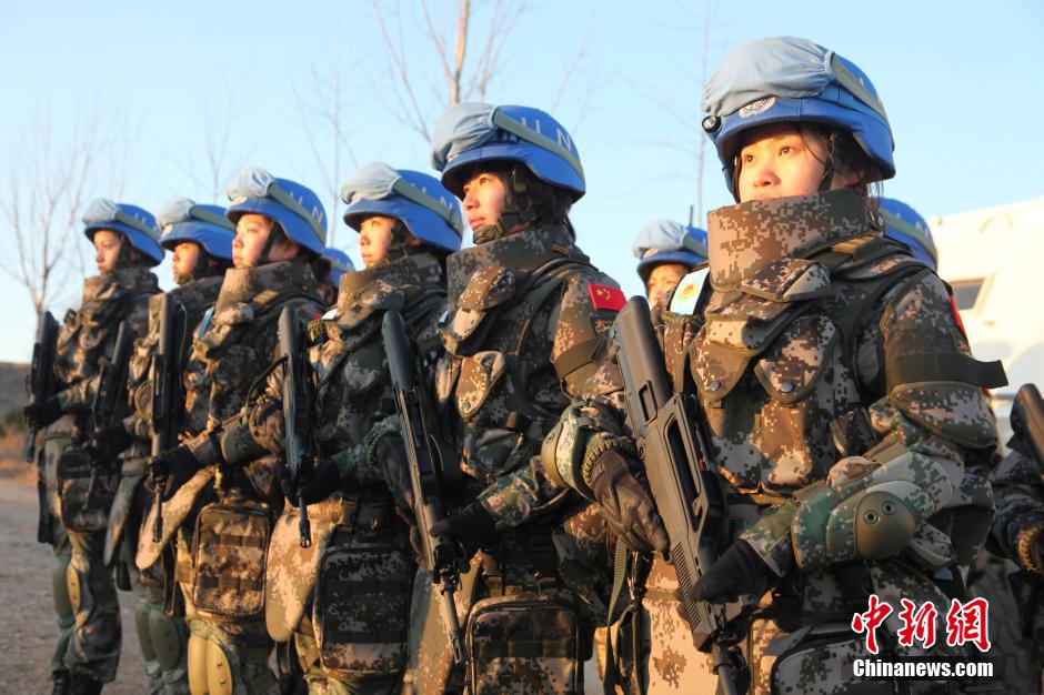 英姿颯爽的中國首支維和步兵營女兵班。
