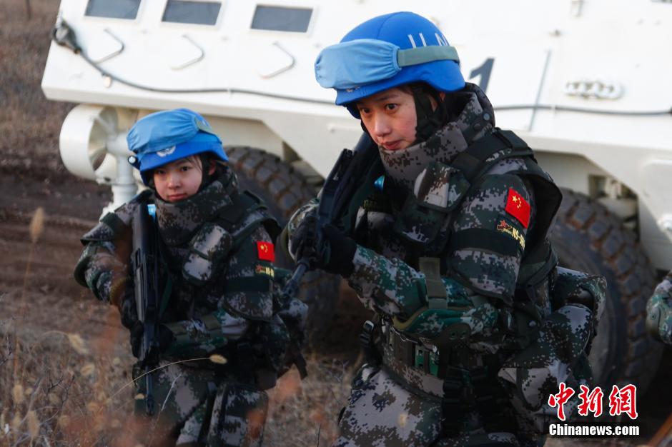 中国首支维和步兵营女兵班在进行战术训练。