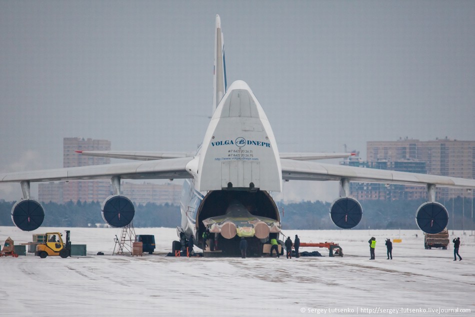 高清：安-124运输机轻松“吞下”T-50五代机