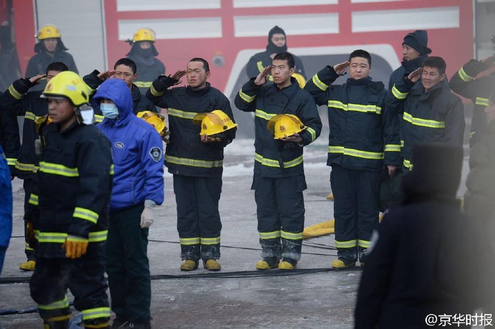 高清:哈尔滨牺牲消防员遗体被找到 战友敬礼送