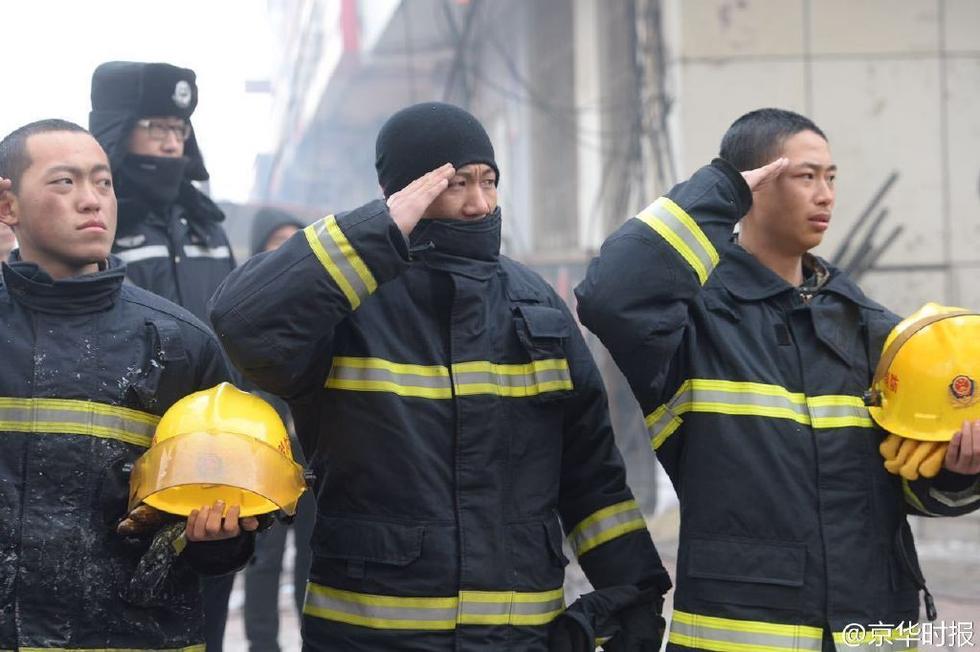 高清:哈尔滨牺牲消防员遗体被找到 战友敬礼送行【2】