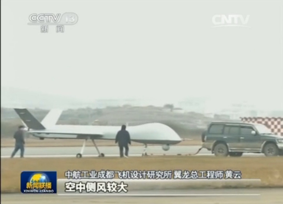 翼龍降落后由拖車牽引