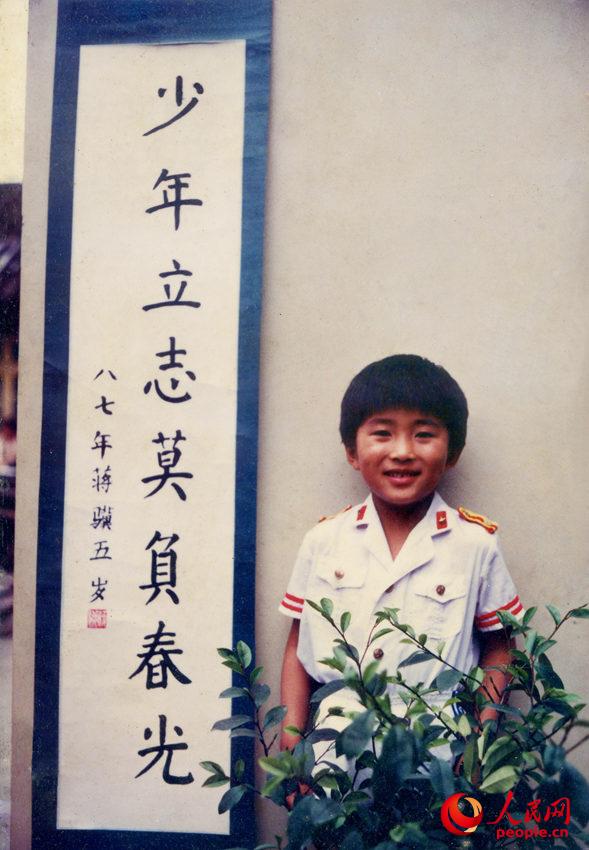 “少年立志莫負春光”，蔣佳冀自幼開始練習書法，這幅字是他5歲時所寫。