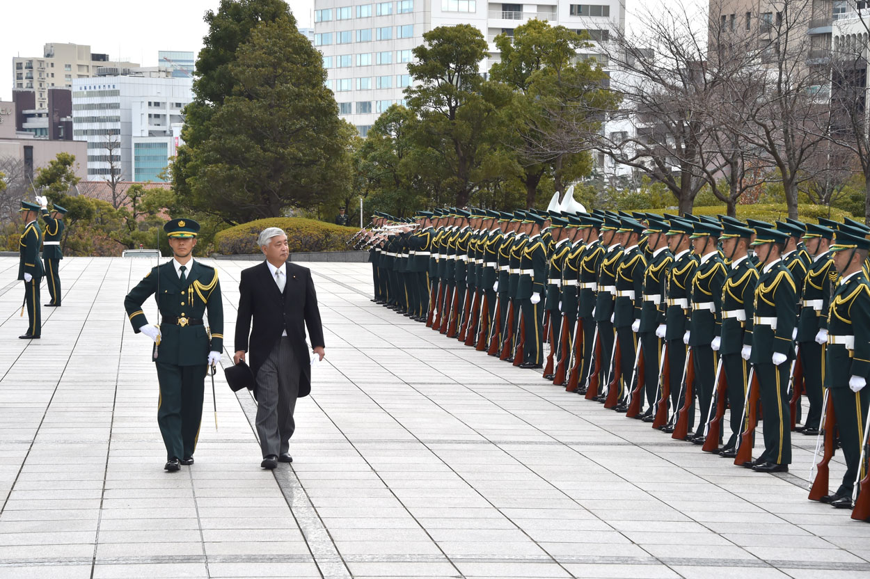 日本新任防卫大臣中谷元(中)在防卫省举行的就职典礼上检阅仪仗队