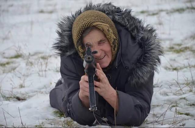 高清:乌克兰68岁退休老太扛枪练打仗