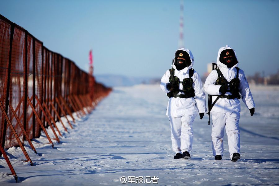 高清：我軍邊防官兵零下28度嚴寒巡邏中俄界江