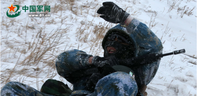 高清:海軍陸戰隊在東北雪地訓練 坦克配附加裝甲【13】