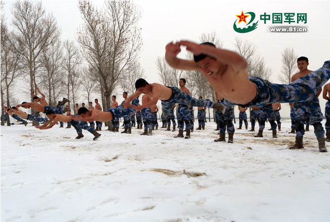 高清:海軍陸戰隊雪地半裸抗寒訓練