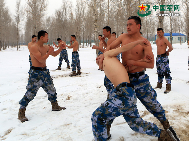 高清:海軍陸戰隊雪地半裸抗寒訓練【6】