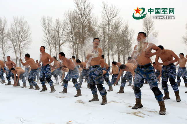 高清:海軍陸戰隊雪地半裸抗寒訓練【4】