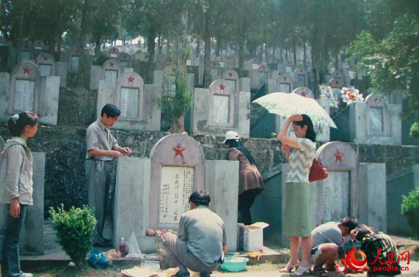 家屬每年到麻栗坡烈士陵園掃墓